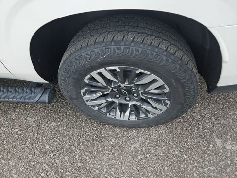 Used 2025 Chevrolet Suburban Z71 AWD/4WD image 12