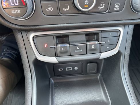 Used 2024 GMC Terrain SLE w/ Driver Convenience Package FWD image 16