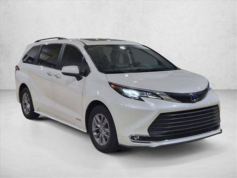 Used 2021 Toyota Sienna XLE w/ XLE Plus Package FWD image 3