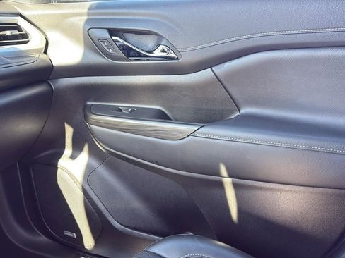 Used 2023 GMC Acadia SLT image 24