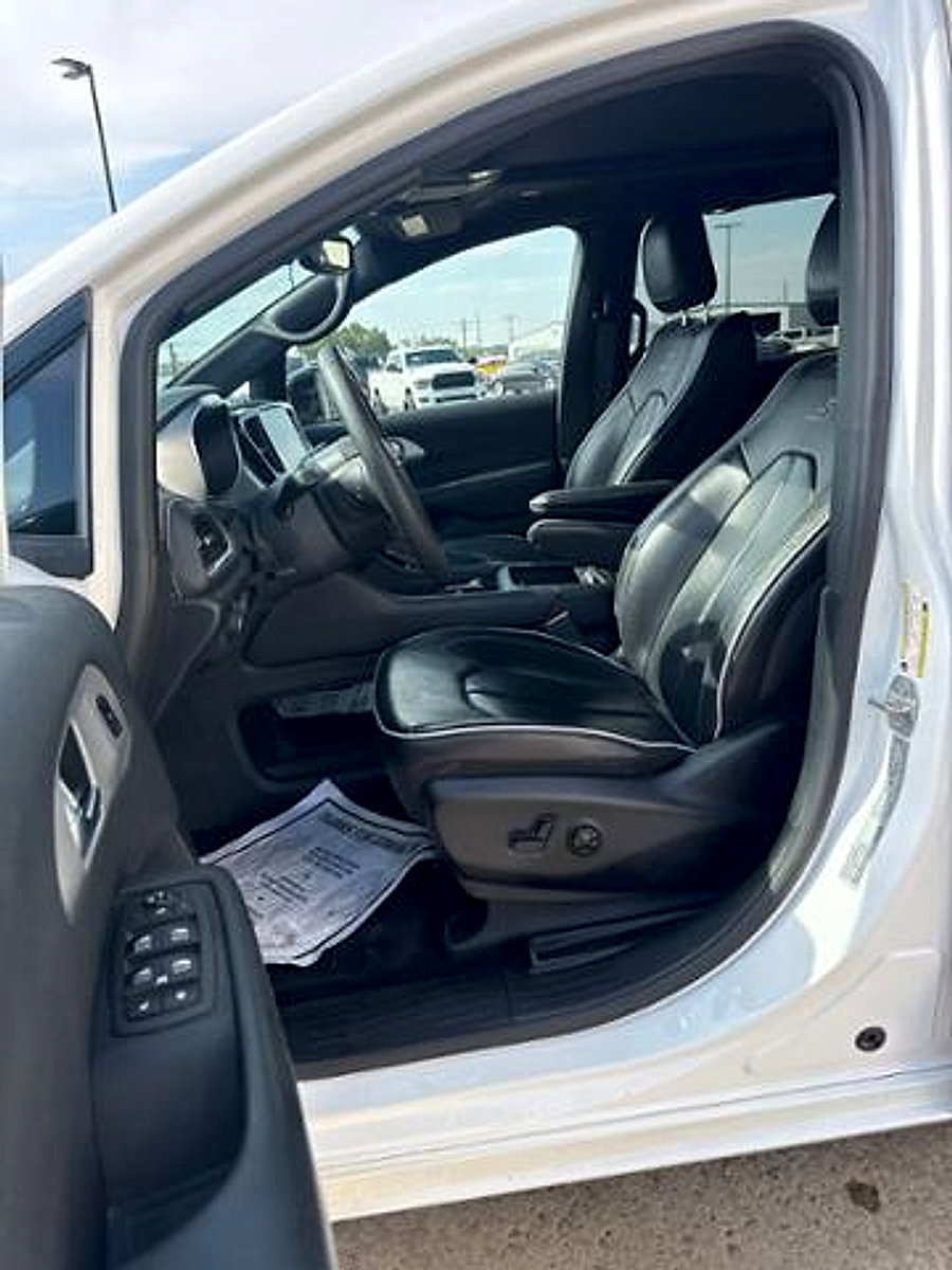 Used 2025 Chrysler Pacifica Limited FWD image 12
