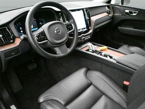 Used 2023 Volvo XC60 B6 Ultimate w/ Climate Package image 2