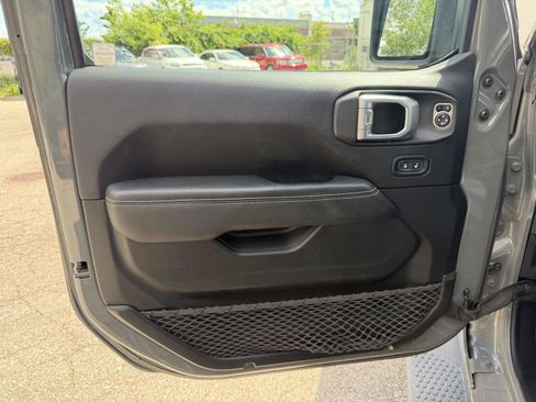 Used 2019 Jeep Wrangler Unlimited Sahara AWD/4WD image 11