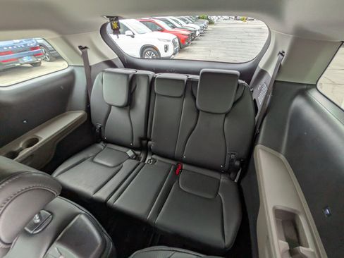 Used 2025 Kia Carnival FWD image 33