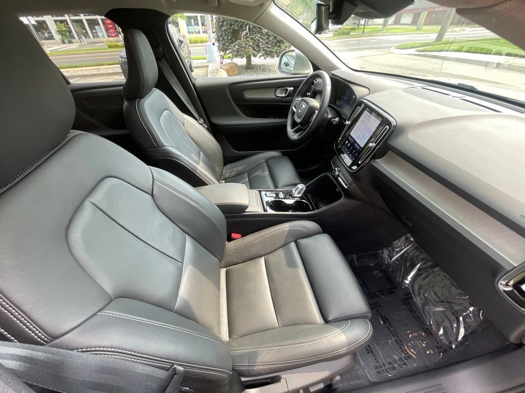 Used 2025 Volvo XC40 B5 Plus AWD/4WD image 16
