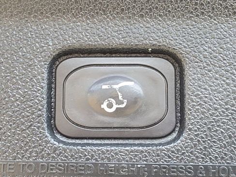 Used 2018 Ford Explorer XLT w/ Equipment Group 201A FWD image 13