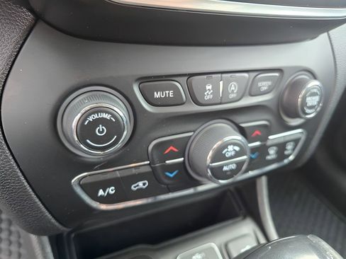 Used 2021 Jeep Cherokee Trailhawk w/ Technology Group image 21