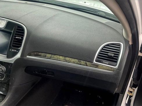 Used 2019 Chrysler 300 Limited image 16