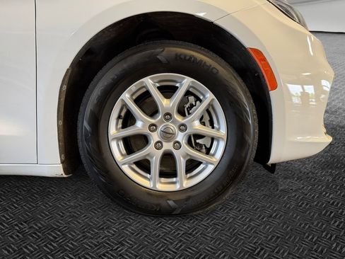 Used 2023 Chrysler Pacifica Touring-L FWD image 11