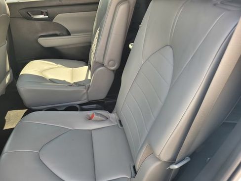 Used 2023 Toyota Highlander XLE AWD/4WD image 13