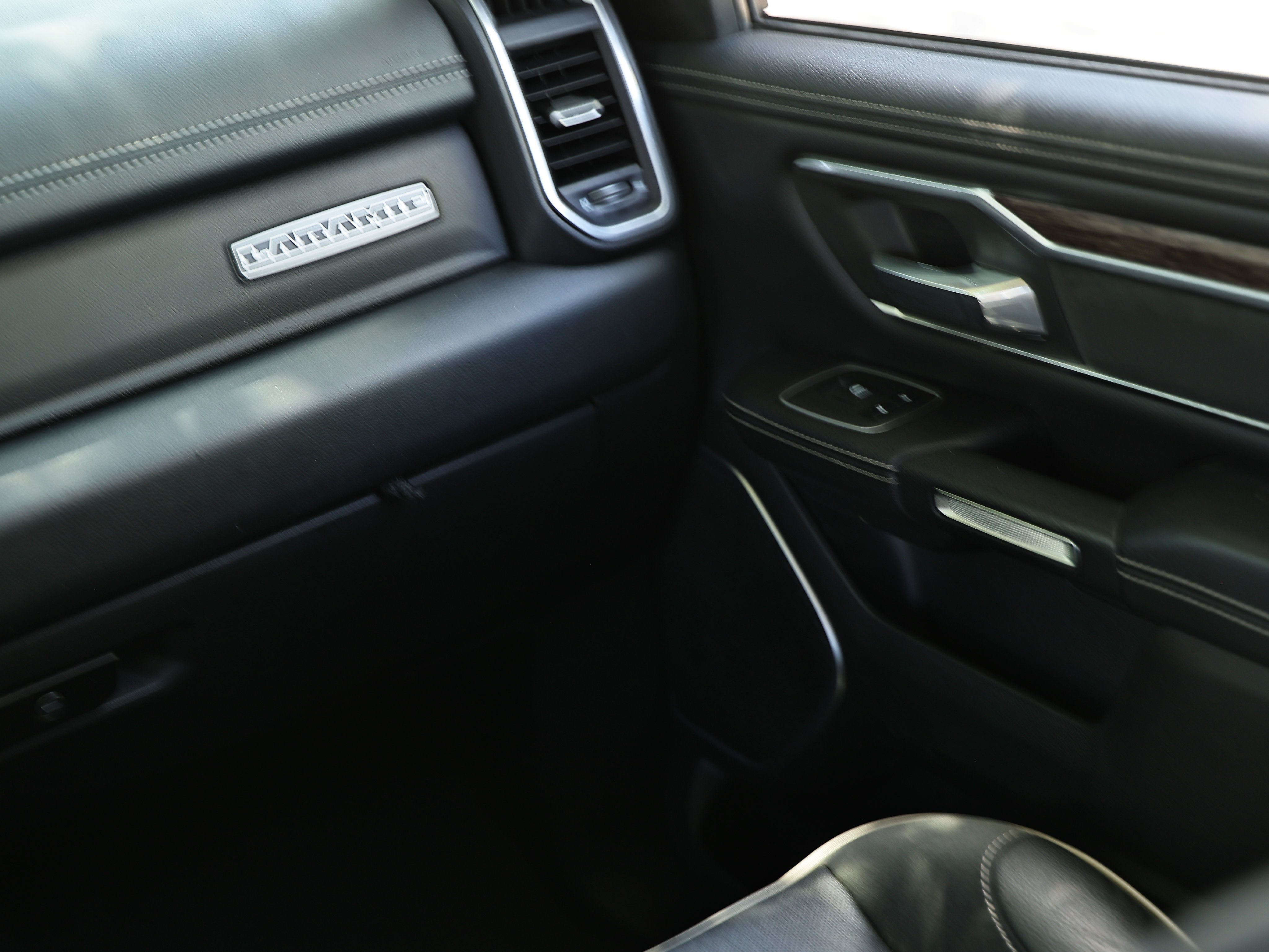 Used 2020 RAM 1500 Laramie AWD/4WD image 29