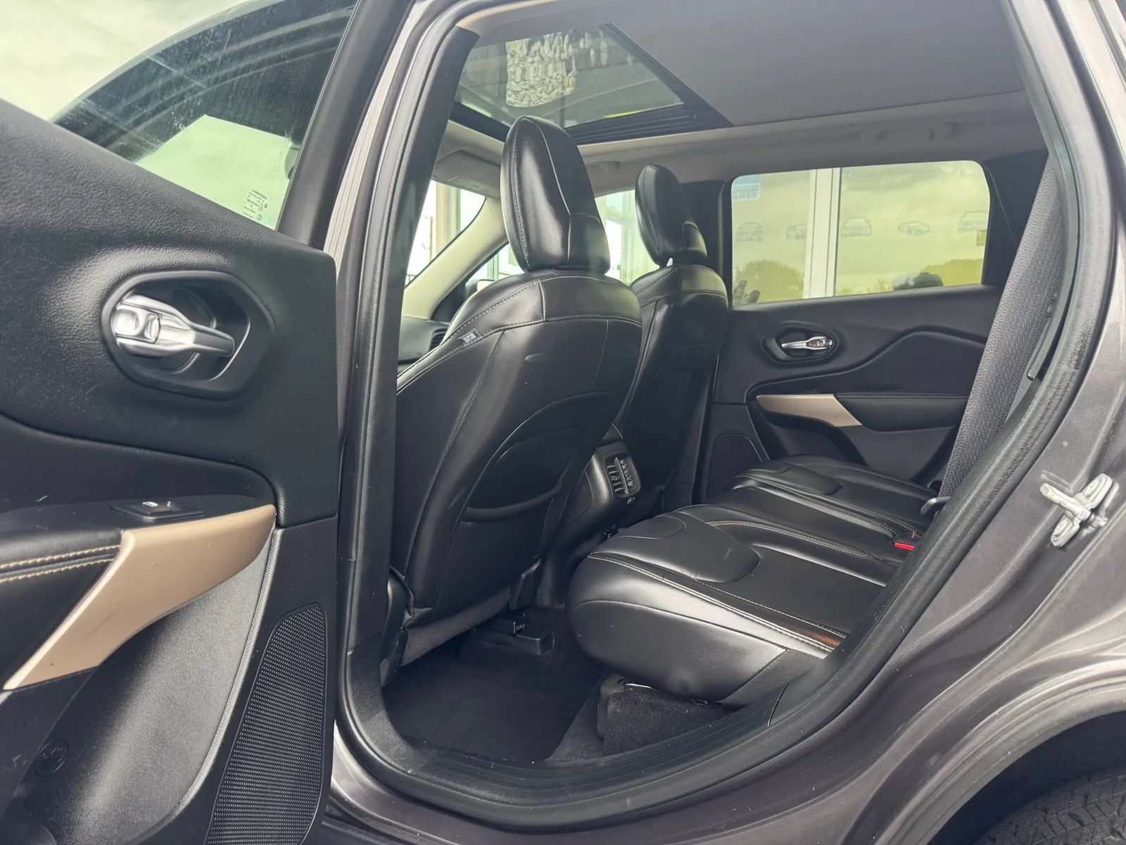 Used 2017 Jeep Cherokee High Altitude AWD/4WD image 11