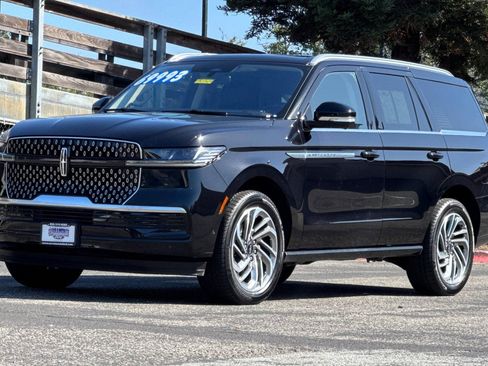 Used 2025 Lincoln Navigator Reserve AWD/4WD image 10