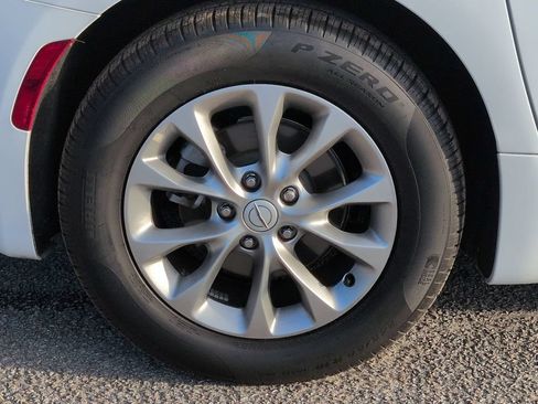 Used 2026 Chrysler Pacifica Limited FWD image 11