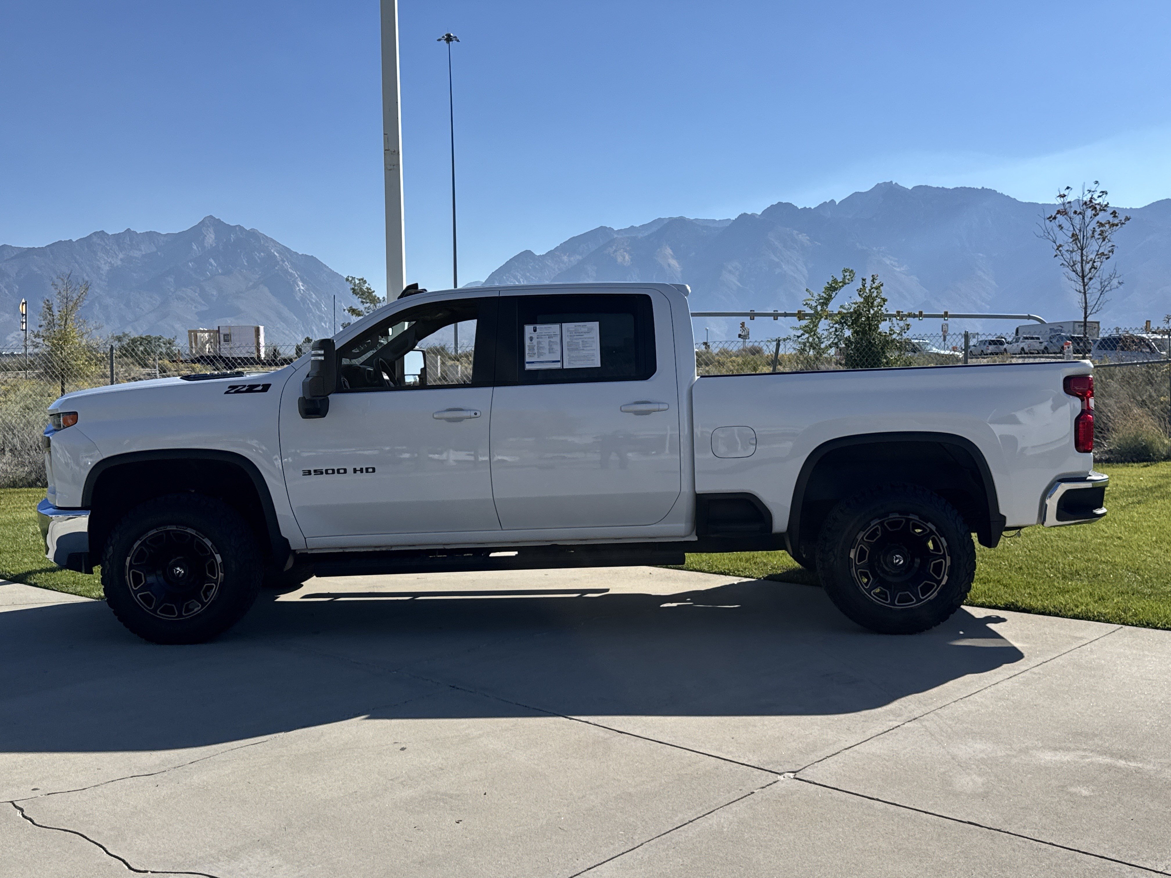 Used 2022 Chevrolet Silverado 3500 LT AWD/4WD image 2