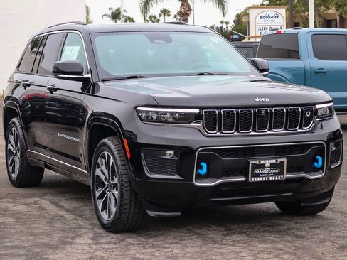Used 2023 Jeep Grand Cherokee Overland w/ Advanced Protech Group III AWD/4WD image 3