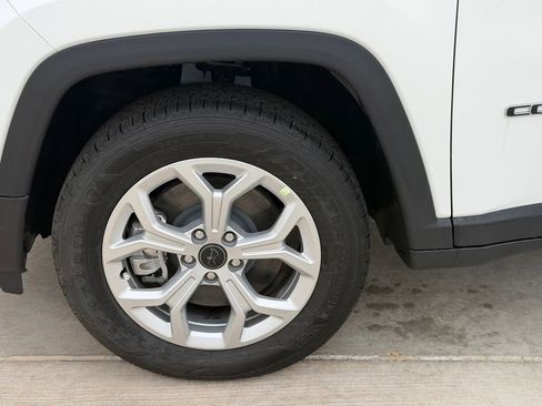 New 2026 Jeep Compass Latitude image 9