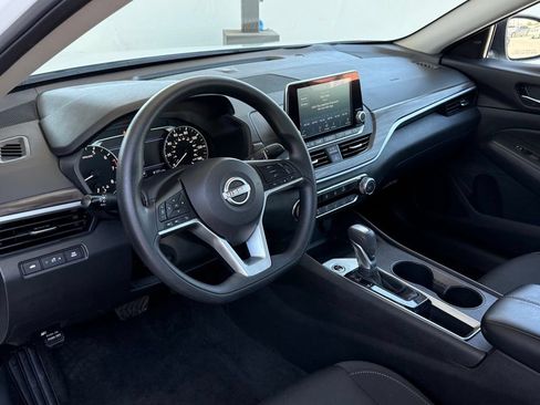 Used 2025 Nissan Altima 2.5 SV FWD image 19