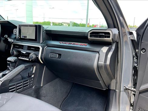 Used 2025 Toyota Tacoma SR image 18