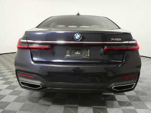 Used 2022 BMW 740i w/ M Sport Package image 4