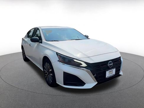 Used 2025 Nissan Altima 2.5 SV FWD image 3