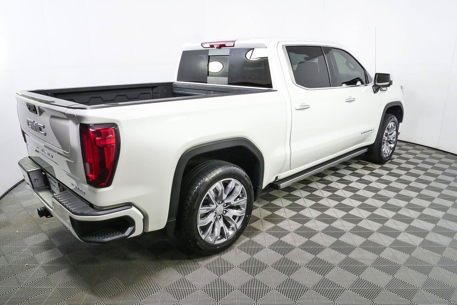 Used 2023 GMC Sierra 1500 Denali w/ Denali Reserve Package AWD/4WD image 2