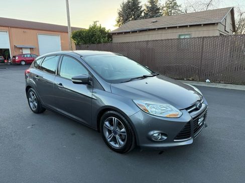 Used 2014 Ford Focus SE w/ SE Sport Package image 3