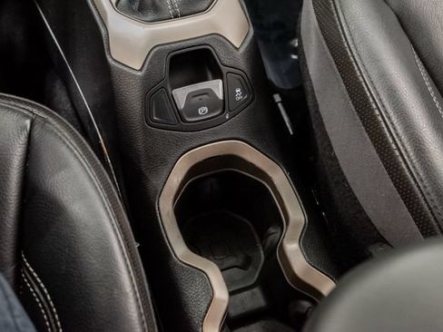 Used 2016 Jeep Renegade Limited FWD image 19