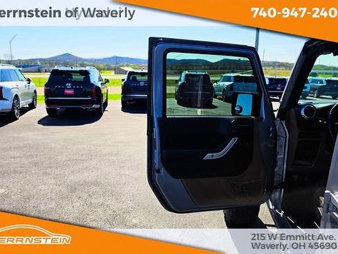 Used 2016 Jeep Wrangler Unlimited Rubicon w/ Connectivity Group AWD/4WD image 11