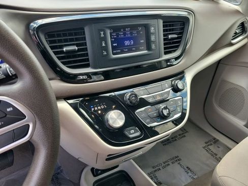 Used 2017 Chrysler Pacifica Touring Plus FWD image 26