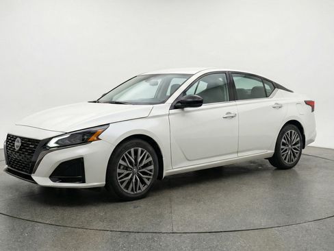 Used 2025 Nissan Altima 2.5 SV FWD image 3