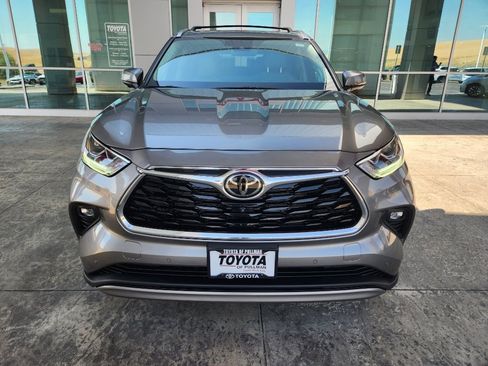Used 2025 Toyota Highlander Platinum AWD/4WD image 3