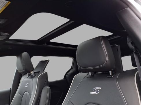 New 2026 Chrysler Pacifica Limited w/ Uconnect Theater Family Group image 25