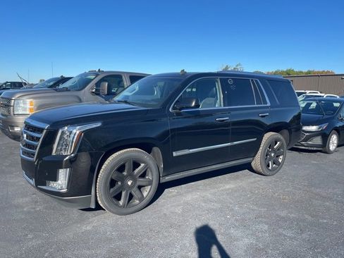 Used 2015 Cadillac Escalade Premium image 2