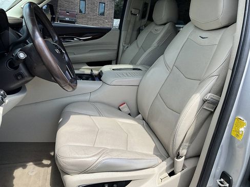 Used 2017 Cadillac Escalade ESV Luxury AWD/4WD image 10