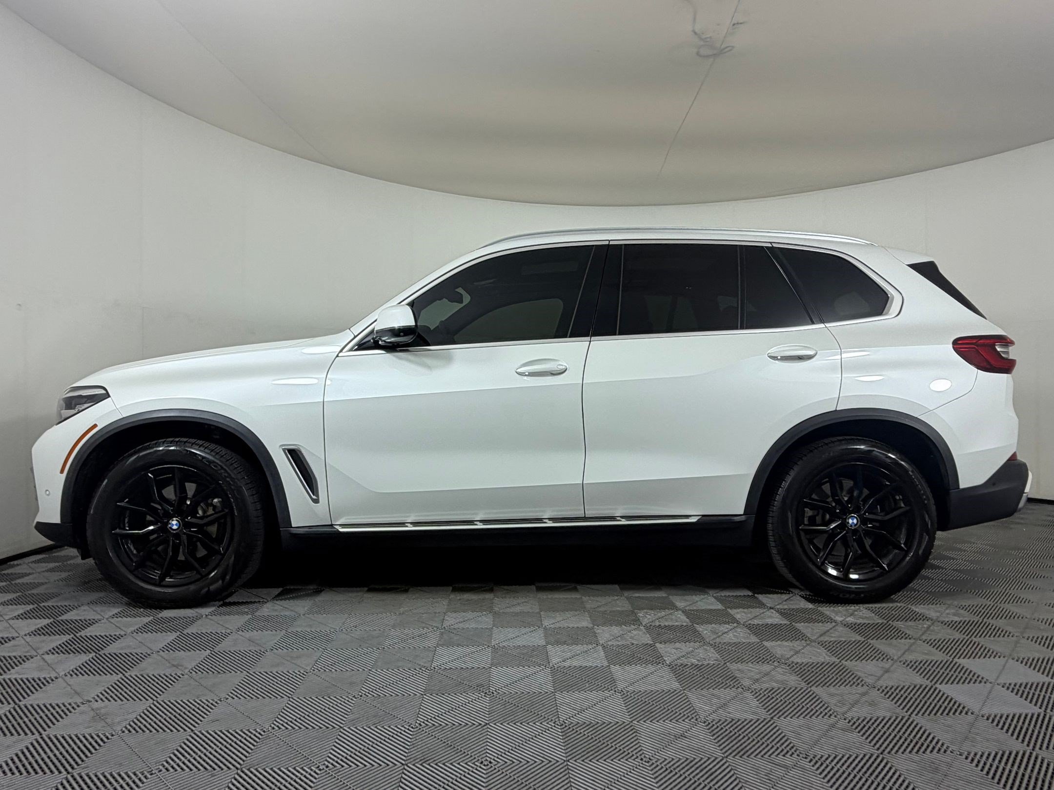 Used 2020 BMW X5 xDrive40i w/ Premium Package AWD/4WD image 2
