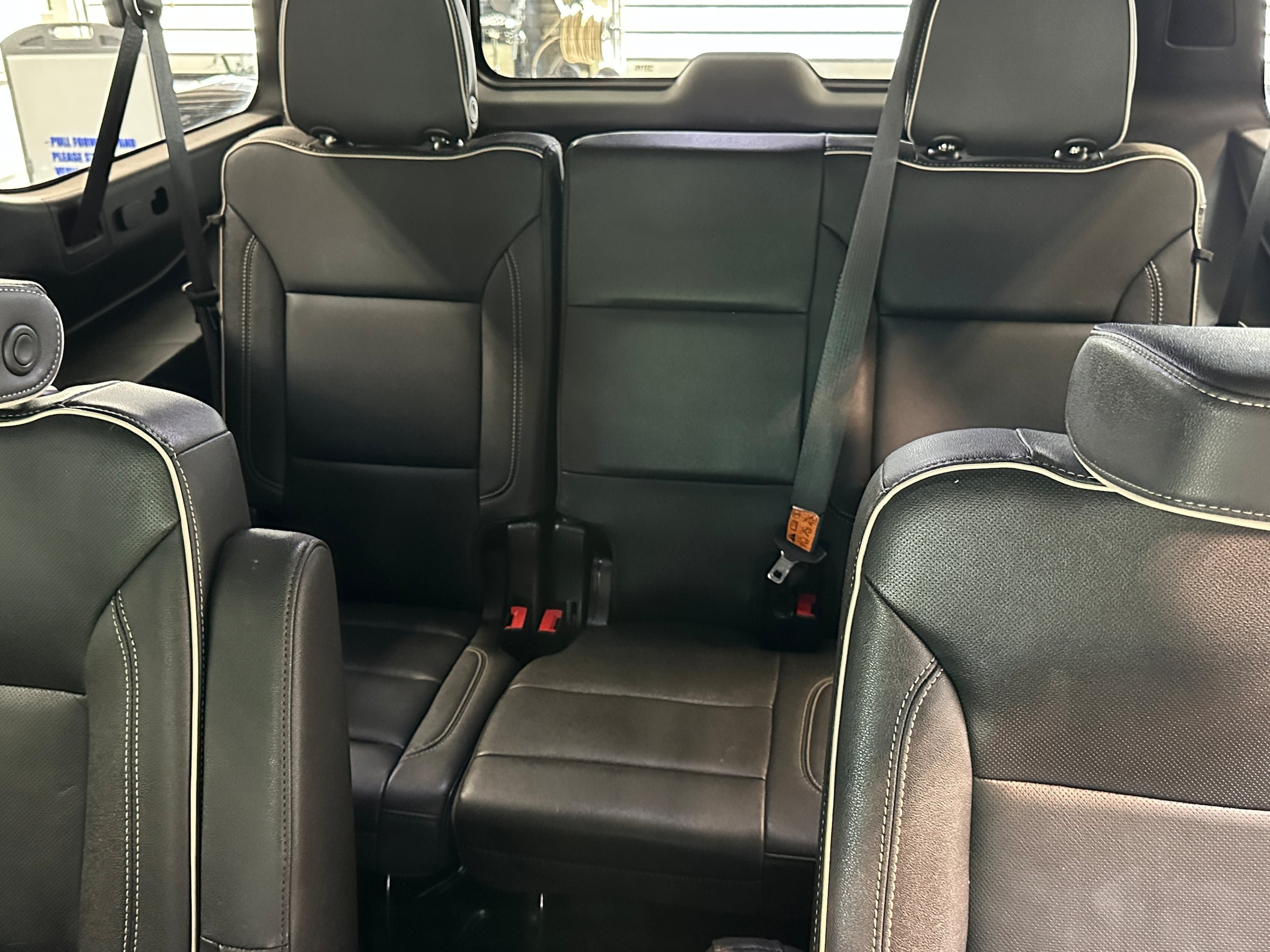 Used 2023 GMC Yukon XL SLT w/ SLT Premium Package AWD/4WD image 9