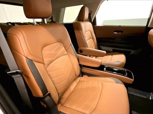 New 2025 Nissan Pathfinder Platinum image 32