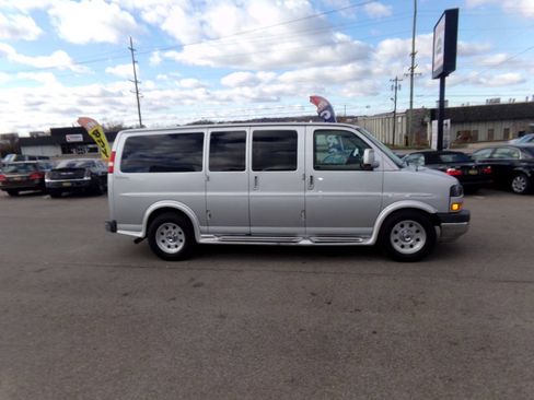 Used 2010 GMC Savana 1500 w/ Preferred Equipment Group RWD image 3