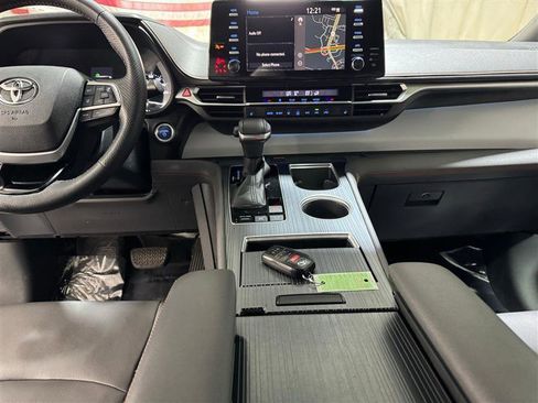 Used 2021 Toyota Sienna XSE w/ XSE Plus Package image 17