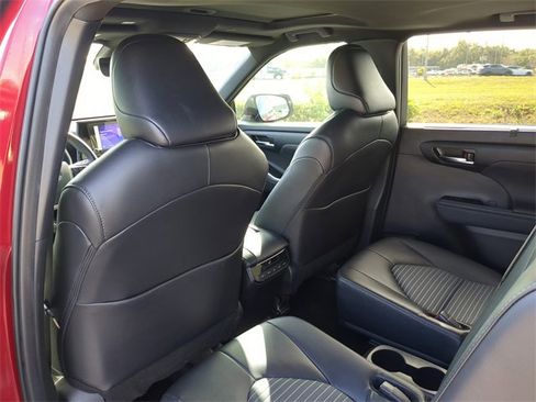 Used 2024 Toyota Highlander XSE image 11