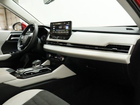 Used 2025 Mitsubishi Outlander SE FWD image 21
