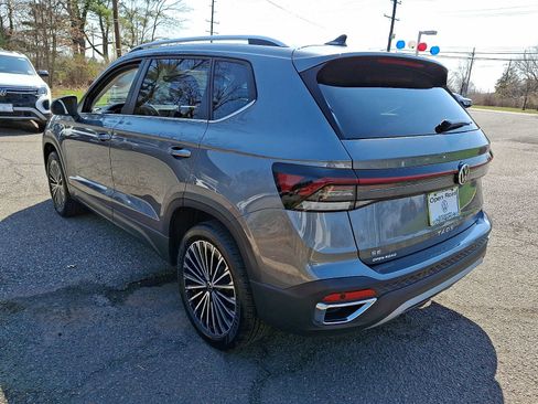Used 2025 Volkswagen Taos SE FWD image 4