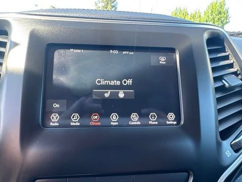 Used 2019 Jeep Cherokee Latitude Plus FWD image 18
