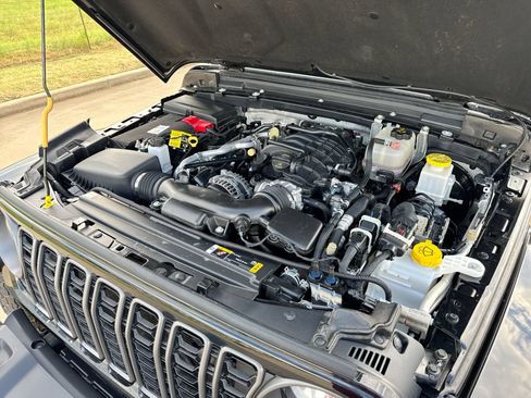 Used 2025 Jeep Gladiator Sport AWD/4WD image 24