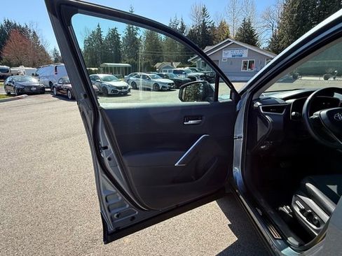 Used 2024 Toyota Corolla Cross XLE w/ Convenience Package image 11
