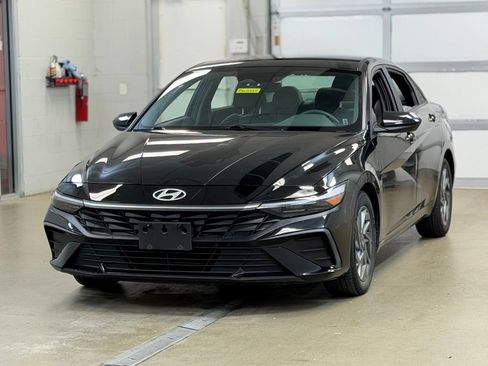 Used 2024 Hyundai Elantra SEL FWD image 3