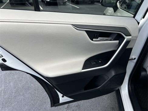 Used 2020 Toyota RAV4 Limited image 22