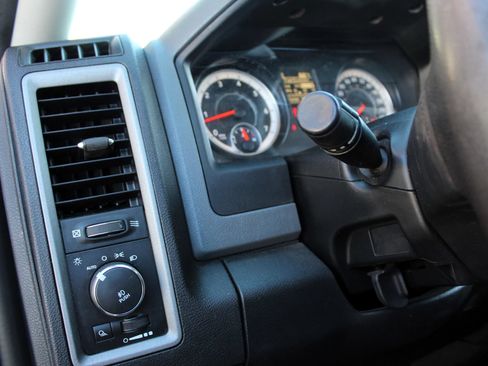 Used 2017 RAM 1500 Express RWD image 17