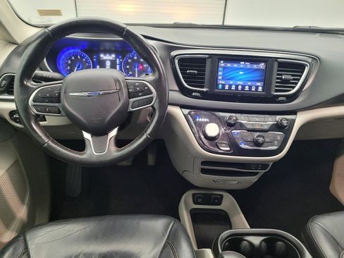 Used 2020 Chrysler Pacifica Touring-L FWD image 22
